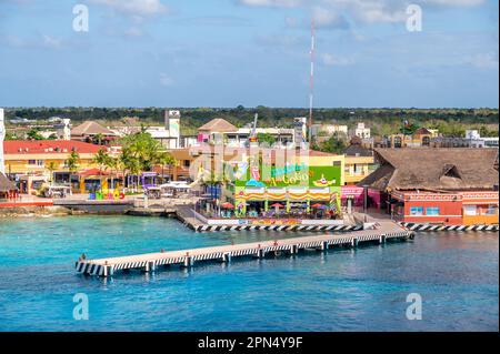 Cozumel, Mexiko - 4. April 2023: Blick auf die Skyline von Cozumel entlang des Kreuzfahrthafens. Stockfoto