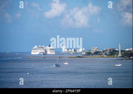 Cozumel, Mexiko - 4. April 2023: Blick auf die Skyline von Cozumel entlang des Kreuzfahrthafens. Stockfoto