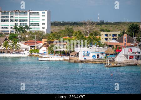 Cozumel, Mexiko - 4. April 2023: Blick auf die Skyline von Cozumel entlang des Kreuzfahrthafens. Stockfoto