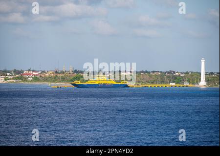 Cozumel, Mexiko - 4. April 2023: Blick auf die Fähre am Hafen in der Nähe von Cozumel, Mexiko. Stockfoto