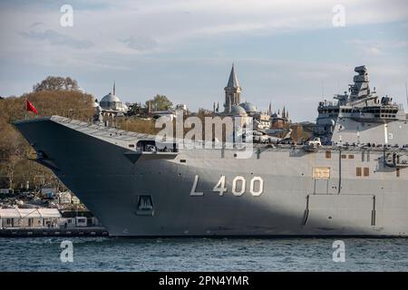 Istanbul, Türkei. 16. April 2023. Das größte türkische Kriegsschiff TCG Anadolu ist auf dem Deck mit Topkapi-Palast im Hintergrund zu sehen. Das weltweit erste bewaffnete unbemannte Luftfahrtschiff (SIHA) und das größte Kriegsschiff der Türkei, das Mehrzweck-Amphibienschiff TCG Anadolu, wirft Anker im Hafen von Sarayburnu, während es für öffentliche Besuche im türkischen Istanbul öffnet. TCG Anadolu ist vom 17. Bis 23. April für Besucher geöffnet. Kredit: SOPA Images Limited/Alamy Live News Stockfoto