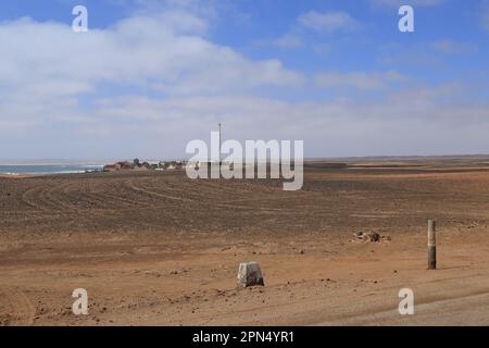 Wüste am Cape Cross mit einer Lodge im Hintergrund Stockfoto