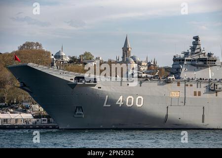 Istanbul, Türkei. 16. April 2023. Das größte türkische Kriegsschiff TCG Anadolu ist auf dem Deck mit Topkapi-Palast im Hintergrund zu sehen. Das weltweit erste bewaffnete unbemannte Luftfahrtschiff (SIHA) und das größte Kriegsschiff der Türkei, das Mehrzweck-Amphibienschiff TCG Anadolu, wirft Anker im Hafen von Sarayburnu, während es für öffentliche Besuche im türkischen Istanbul öffnet. TCG Anadolu ist vom 17. Bis 23. April für Besucher geöffnet. (Foto: Onur Dogman/SOPA Images/Sipa USA) Guthaben: SIPA USA/Alamy Live News Stockfoto