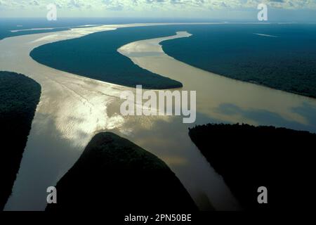 Luftaufnahme der Inseln in der Amazonas-Mündung in der Nähe der Insel Marajó, Pará, Brasilien, am späten Nachmittag. Stockfoto