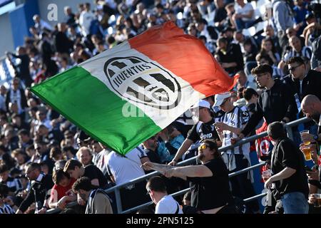 Reggio Emilia, Italien. 16. April 2023. Juventus-Fans während des Fußballspiels US Sassuolo vs Juventus FC, italienische Fußballserie A in Reggio Emilia, Italien, April 16 2023 Kredit: Independent Photo Agency/Alamy Live News Stockfoto