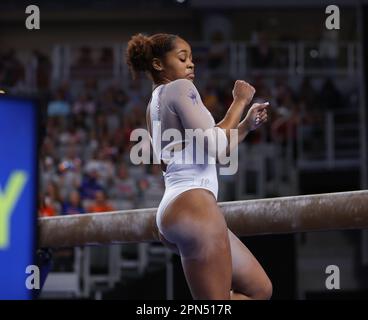 Fort Worth, Texas, USA. 15. April 2023. Die Sloane Blakely in Florida feiert nach ihrer Beam-Routine im Finale der NCAA National Collegiate Women's Gymnastics Championships 2023 in der Dickies Arena in Fort Worth, TX. Kyle Okita/CSM/Alamy Live News Stockfoto