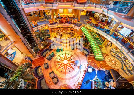 Cozumel, Mexiko - 5. April 2023: Blick auf das Centrum auf dem Kreuzfahrtschiff Radiance of the Seas - Teil der Royal Caribbean Fleet. Stockfoto