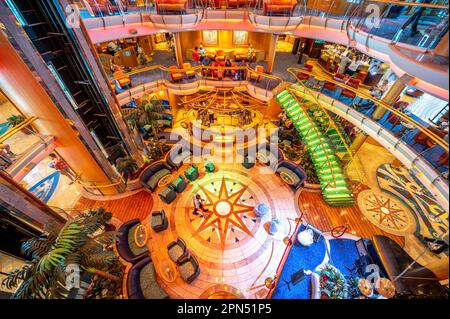 Cozumel, Mexiko - 5. April 2023: Blick auf das Centrum auf dem Kreuzfahrtschiff Radiance of the Seas - Teil der Royal Caribbean Fleet. Stockfoto