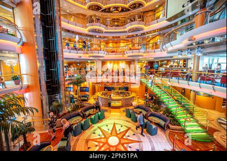 Cozumel, Mexiko - 5. April 2023: Blick auf das Centrum auf dem Kreuzfahrtschiff Radiance of the Seas - Teil der Royal Caribbean Fleet. Stockfoto