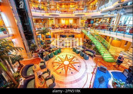 Cozumel, Mexiko - 5. April 2023: Blick auf das Centrum auf dem Kreuzfahrtschiff Radiance of the Seas - Teil der Royal Caribbean Fleet. Stockfoto