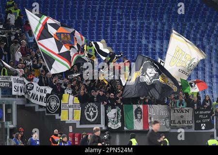 Rom, Italien. 16. April 2023. Anhänger des Udinesischen Calcio während des Spiels der Serie A zwischen Roma und Udinesen am 16. April 2023 im Stadio Olimpico, Rom, Italien. Kredit: Giuseppe Maffia/Alamy Live News Stockfoto