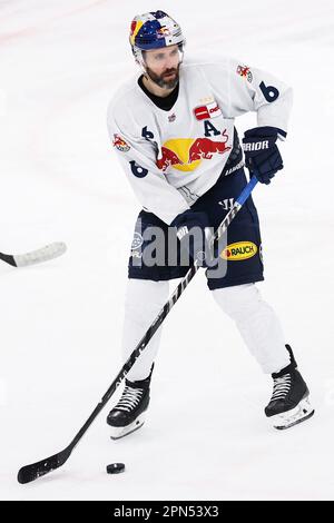 Ingolstadt, Deutschland. 16. April 2023. Eishockey: DEL, ERC Ingolstadt - EHC Red Bull München, Meisterschaftsrunde, Finale, 2. Spieltag in der Saturn Arena. Daryl Boyle von EHC München spielt den Puck. Kredit: Daniel Karmann/dpa/Alamy Live News Stockfoto