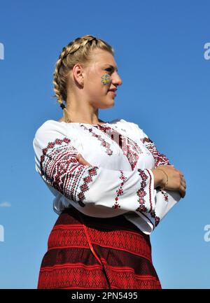 Außenporträt einer jungen ukrainischen Frau in traditioneller ukrainischer Kleidung Stockfoto