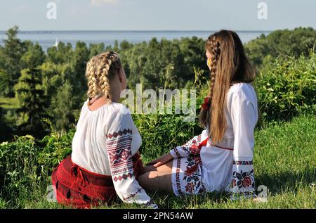 Außenporträt von zwei jungen ukrainischen Frauen in traditioneller ukrainischer Kleidung Stockfoto