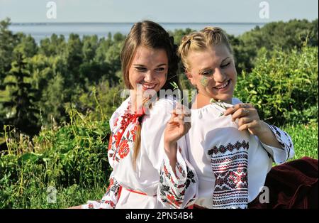 Außenporträt von zwei jungen ukrainischen Frauen in traditioneller ukrainischer Kleidung Stockfoto