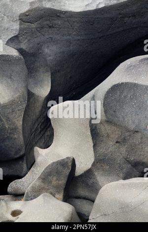 Brasilien, Chapada dos Veadeiros, Vale da Lua: Felsvorsprung von Konglomeraten im Flussbett São Miguel unterliegt der Fluvialerosion durch Karbonatauflösung Stockfoto