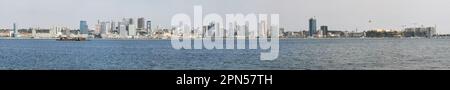 Luanda Angola - 12 03 2023: Panoramablick auf die Innenstadt von Luanda, mit Gebäuden der Skyline der Stadt, Luanda Bay, Cabo Island und Hafen von Luanda, Luan Stockfoto