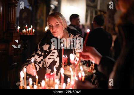 Biarritz, Frankreich. 15. April 2023. Ein orthodoxer Gläubiger zündet eine Kerze in der orthodoxen Kirche an, bevor die Liturgie beginnt, wo sie ankündigen, dass Christus auferstanden ist. Orthodoxe Ostern in Frankreich, in der orthodoxen Pfarrmutter Gottes und dem Heiligen Alexander von Newa. Die Gläubigen der orthodoxen Kirche feiern die Auferstehung Jesu Christi, gehen zur Kirche, um die heiligen Riten zu beten, bringen Essen und Trinken, um gesegnet zu werden. Es ist der wichtigste Akt der orthodoxen christlichen Riten. (Foto: Elsa A Bravo/SOPA Images/Sipa USA) Guthaben: SIPA USA/Alamy Live News Stockfoto