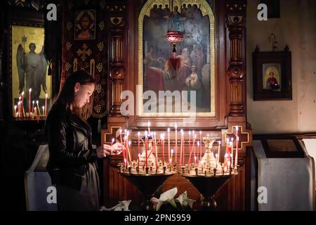 Biarritz, Frankreich. 15. April 2023. Ein orthodoxer Gläubiger zündet eine Kerze in der orthodoxen Kirche an, bevor die Liturgie beginnt, wo sie ankündigen, dass Christus auferstanden ist. Orthodoxe Ostern in Frankreich, in der orthodoxen Pfarrmutter Gottes und dem Heiligen Alexander von Newa. Die Gläubigen der orthodoxen Kirche feiern die Auferstehung Jesu Christi, gehen zur Kirche, um die heiligen Riten zu beten, bringen Essen und Trinken, um gesegnet zu werden. Es ist der wichtigste Akt der orthodoxen christlichen Riten. (Foto: Elsa A Bravo/SOPA Images/Sipa USA) Guthaben: SIPA USA/Alamy Live News Stockfoto