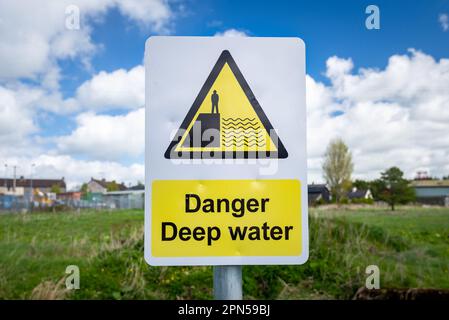 Gefahr Tiefwasser Warnschild nahe am Flussufer des ländlichen Flusses. Gefahr des Eindringens und Ertrinkens Stockfoto