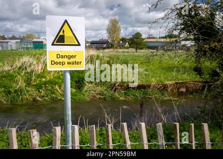 Gefahr Tiefwasser-Warnschild bei Gefahr durch Flüsse auf dem Lande. Gefahr des Eindringens und Ertrinkens. Stockfoto