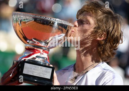 Monte Carlo, Monaco. 17. April 2023. Andrey Rublev, Gewinner der Monte-Carlo Masters, küsst die Trophäe des Champions während des letzten Tennisspiels der Monte-Carlo ATP Masters Series gegen die dänische Holger Rune am 16. April 2023 in Monte Carlo. Foto: David Niviere/ABACAPRESS.COM Kredit: Abaca Press/Alamy Live News Stockfoto