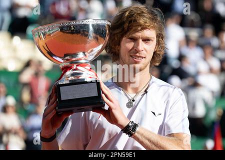 Monte Carlo, Monaco. 17. April 2023. Andrey Rublev, Gewinner der Monte-Carlo Masters, küsst die Trophäe des Champions während des letzten Tennisspiels der Monte-Carlo ATP Masters Series gegen die dänische Holger Rune am 16. April 2023 in Monte Carlo. Foto: David Niviere/ABACAPRESS.COM Kredit: Abaca Press/Alamy Live News Stockfoto