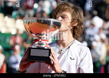 Monte Carlo, Monaco. 17. April 2023. Andrey Rublev, Gewinner der Monte-Carlo Masters, küsst die Trophäe des Champions während des letzten Tennisspiels der Monte-Carlo ATP Masters Series gegen die dänische Holger Rune am 16. April 2023 in Monte Carlo. Foto: David Niviere/ABACAPRESS.COM Kredit: Abaca Press/Alamy Live News Stockfoto