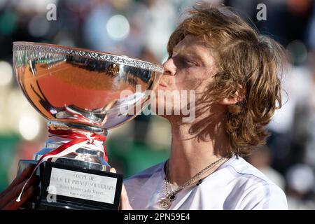 Monte Carlo, Monaco. 17. April 2023. Andrey Rublev, Gewinner der Monte-Carlo Masters, küsst die Trophäe des Champions während des letzten Tennisspiels der Monte-Carlo ATP Masters Series gegen die dänische Holger Rune am 16. April 2023 in Monte Carlo. Foto: David Niviere/ABACAPRESS.COM Kredit: Abaca Press/Alamy Live News Stockfoto