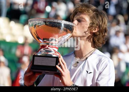 Monte Carlo, Monaco. 17. April 2023. Andrey Rublev, Gewinner der Monte-Carlo Masters, küsst die Trophäe des Champions während des letzten Tennisspiels der Monte-Carlo ATP Masters Series gegen die dänische Holger Rune am 16. April 2023 in Monte Carlo. Foto: David Niviere/ABACAPRESS.COM Kredit: Abaca Press/Alamy Live News Stockfoto