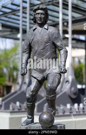 Köln, deutschland April 12 2022: Bronzestatue des legendären Fußballspielers des 1. FC Köln Heinz Flohe vor dem kölner Fußballstadion Stockfoto