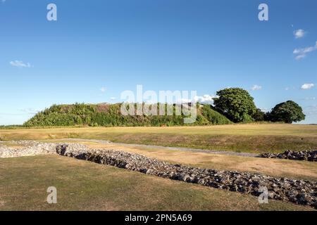 Ruinen der Old Sarum Kathedrale und der Burg in Salisbury an einem Sommernachmittag in Wiltshire, England Stockfoto