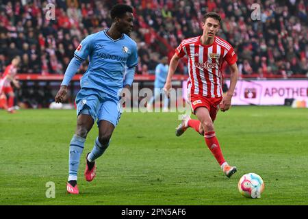 Berlin, Deutschland. 16. April 2023. Berlin, Deutschland. April 16. 2023: Jordi Osei-Tutu (18) von VfL Bochum läuft mit dem Ball und Janik Haberer (19) vom 1.FC Union Berlin liegt im Spiel Bundesliga zurück - 1. FC Union Berlin gegen VfL Bochum - an der Alten Foersterei. Berlin, Deutschland. (Ryan Sleiman /SPP) Guthaben: SPP Sport Press Photo. Alamy Live News Stockfoto