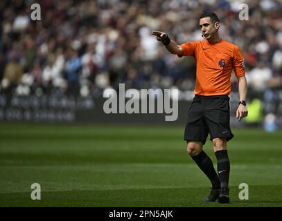 London, Großbritannien. 16. April 2023. David Coote (Schiedsrichter) beim Spiel West Ham gegen Arsenal Premier League im London Stadium Stratford. Kredit: MARTIN DALTON/Alamy Live News Stockfoto