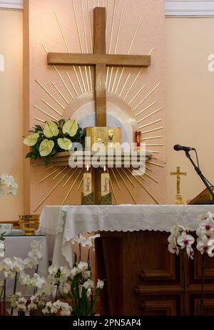 Altar und Tabernakel in der Adorationskapelle in Medjugorje, Bosnien und Herzegowina. Stockfoto