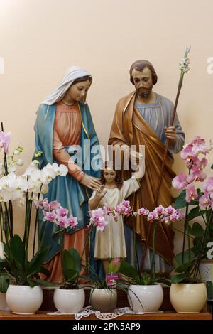 Die Statue der Heiligen Familie - Jesus, Maria und Josef in der Adorationskapelle in Medjugorje, Bosnien und Herzegowina. Stockfoto