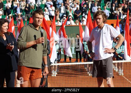 Monaco, Monaco. 16. April 2023. MONACO, Monte Carlo auf der 16. April 2023; The Royal Family auf dem Tennisplatz und Siegeszeremonie für Andrey RUBLEV - Melanie De Massy bei der Präsentation der Trophäe für den Finalisten Holger Rune, Andrey Rublev (R), Open Rolex Master 1000 Monte Carlo April 16 2023. Bild und Copyright Thierry CARPICO/ATP Images (CARPICO Thierry/ATP) Credit: SPP Sport Press Photo (SPP Sport Presse Foto). Alamy Live News Stockfoto