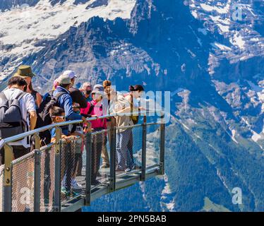 First Cliff Walk, eine Panoramaplattform in Grindelwald-First, Jungfrau Region, Berner Oberland, Schweiz mit Blick auf den Eiger Stockfoto