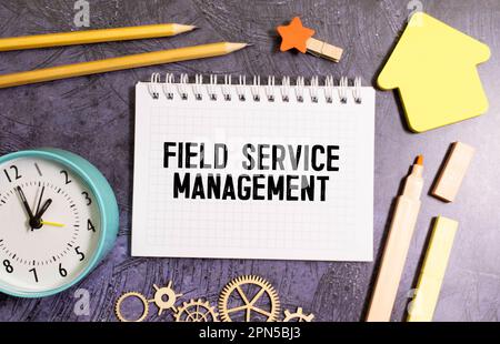 FSM Field Service Management – Draufsicht eines Stücks zerrissenes Papier mit Text. Stockfoto