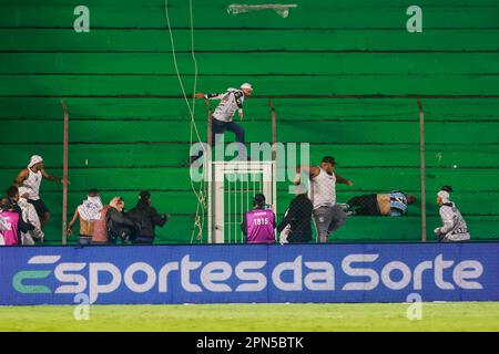 Caxias Do Sul, Brasilien. 16. April 2023. RS – CAXIAS DO SUL – 04/16/2023 – BRAZILEIRO A 2023, GREMIO X SANTOS – Kämpfe zwischen Santos- und Gremio-Fans in dem Spiel, das im Stadion Alfredo Jaconi für die BRAZILEIRO A 2023-Meisterschaft gespielt wird. Foto: Luiz Erbes/AGIF/Sipa USA Guthaben: SIPA USA/Alamy Live News Stockfoto