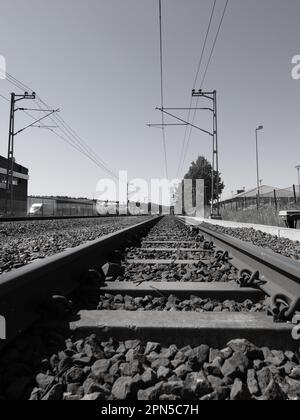 Blick auf Bahngleise gegen den klaren Himmel Stockfoto