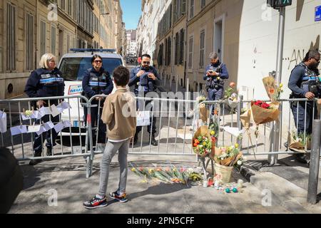 Ein junger Mann, der am Ort des Zusammenbruchs gesehen wurde, um den Opfern zu gedenken. Hundert Menschen haben sich versammelt, um den Opfern des Einsturzes des Gebäudes zu gedenken, das mitten in der Nacht durch eine Explosion explodierte, wahrscheinlich wegen des Gases, das in der Nacht vom 8. Bis 9. April in der Tivoli Straße 17 stattfand, In einem Bezirk vom Zentrum von Marseille. Die Teilnehmer des Gedenkens legten Blumensträuße und Kerzen vor der Sicherheitsbarriere, die den Zugang zum Sicherheitsbereich des Einsturzes blockierte. Acht Menschen, die dort lebten, haben ihr Leben verloren. Stockfoto