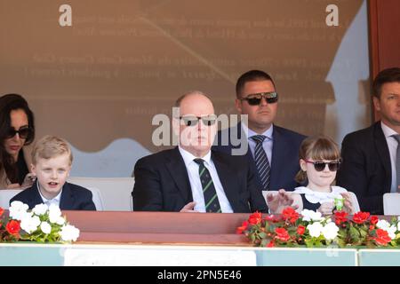 Monte Carlo, Monaco. 16. April 2023. KEINE BOULEVARDBLÄTTER: Prinz Albert II. Von Monaco, Prinz Jacques von Monaco und Prinzessin Gabriella von Monaco nehmen am 16. April 2023 am Finale von Rolex Monte-Carlo Masters 1000 in Monte Carlo, Frankreich, Teil. Foto: David Niviere/ABACAPRESS.COM Kredit: Abaca Press/Alamy Live News Stockfoto