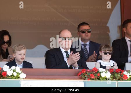 Monte Carlo, Monaco. 16. April 2023. KEINE BOULEVARDBLÄTTER: Prinz Albert II. Von Monaco, Prinz Jacques von Monaco und Prinzessin Gabriella von Monaco nehmen am 16. April 2023 am Finale von Rolex Monte-Carlo Masters 1000 in Monte Carlo, Frankreich, Teil. Foto: David Niviere/ABACAPRESS.COM Kredit: Abaca Press/Alamy Live News Stockfoto