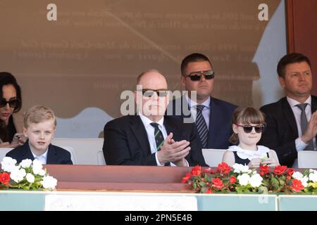 Monte Carlo, Monaco. 16. April 2023. KEINE BOULEVARDBLÄTTER: Prinz Albert II. Von Monaco, Prinz Jacques von Monaco und Prinzessin Gabriella von Monaco nehmen am 16. April 2023 am Finale von Rolex Monte-Carlo Masters 1000 in Monte Carlo, Frankreich, Teil. Foto: David Niviere/ABACAPRESS.COM Kredit: Abaca Press/Alamy Live News Stockfoto