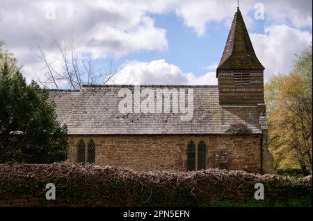 Dewsall St. Michaels Kirche, Herefordshire kleine Kirche mit Turm hinter einer Mauer Stockfoto
