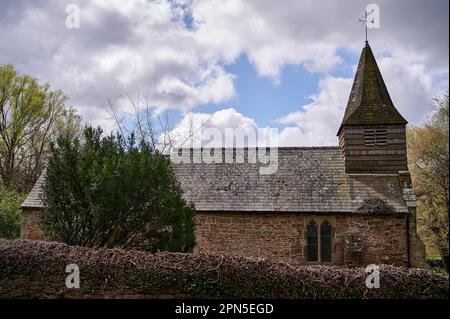 Dewsall St. Michaels Kirche, Herefordshire kleine Kirche mit Turm hinter einer Mauer Stockfoto