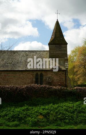 Dewsall St. Michaels Kirche, Herefordshire kleine Kirche mit Turm hinter einer Mauer Stockfoto