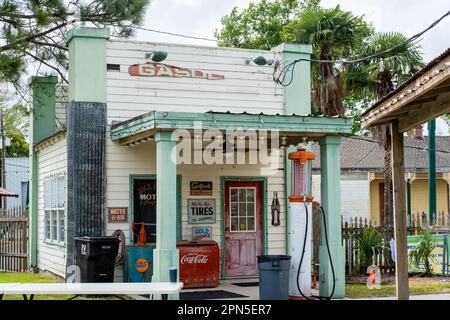 KENNER, LA, USA - 31. MÄRZ 2023: Nachbildung einer Kleinstadt-Tankstelle aus den 30er Jahren im Heritage Park Stockfoto