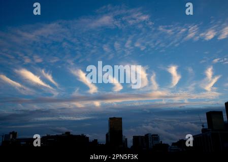 Cirrus Wolken in der Stadt Stockfoto